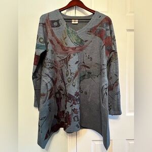 Rare INoah, Abstract Artistic Grey Blue Red Women's V-Neck Top, Sz L